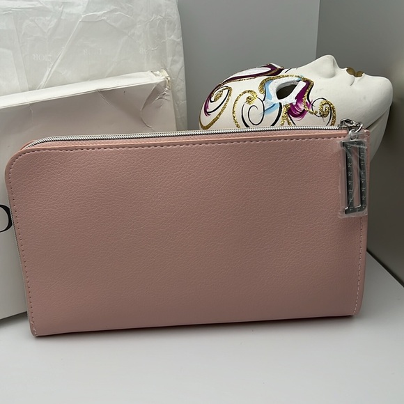DiorPink Cosmetic Pouch“D” Star Zipper Charm, SkinGlow, Valentino Lipstick & EDP - Picture 9 of 17